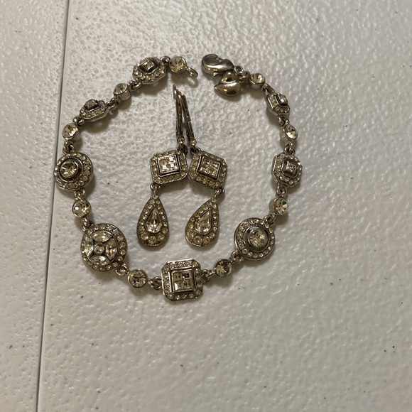 CAROLEE SILVER TONE CLEAR CRYSTAL DROP EARRINGS DROP 1-1/2' AND BRACELET. - Picture 2 of 7